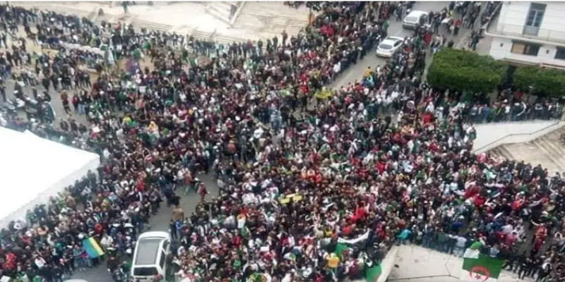 آلاف الجزائريين يحتجون على بوتفليقة وسط العاصمة